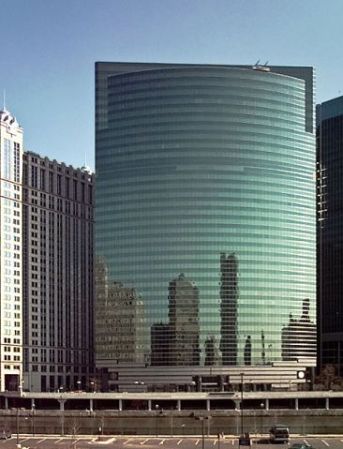 El edificio ubicado en el 333 West Wacker Drive es famoso por su fachada curvilínea de cristales verdes que reflejan el contorno del río Chicago.