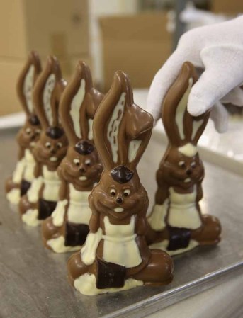 Estas son las manos que crean los mejores conejitos de Pascua de chocolate.