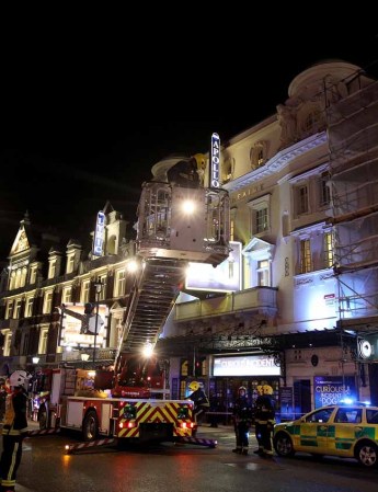 Pesadilla en Londres por el derrumbe del techo de un teatro.
