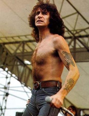Bon Scott. Fue un cantante de rock, letrista, gaitero y baterista, conocido por haber sido el vocalista de la banda AC/DC desde 1974 y hasta el momento de su muerte; la cual fue causada por una "intoxicación etílica".