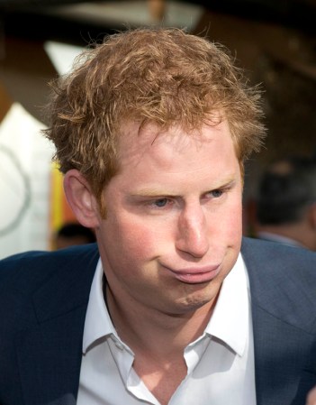 Intercambio de muecas entre el principe Harry y un niño durante la visita del mismo a Santiago, Chile.