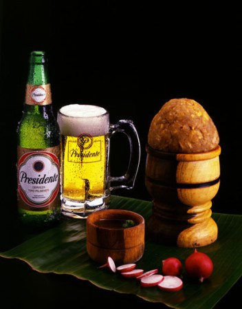 Mofongo, hecho a base de plátanos, acompañado por una cerveza nacional.