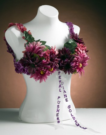 La universidad Adelphi de Nueva York lanza su campaña contra el cáncer de seno “Creative Cups” en la cual tienes la oportunidad de inventar tu propio sostén. Los diseños son luego vendidos en una subasta para el beneficio de pacientes de cáncer.