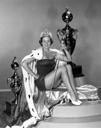 Otra reina del universo posa orgullosa con el cetro, la corona y un tapado de piel que hoy sería inimaginable.