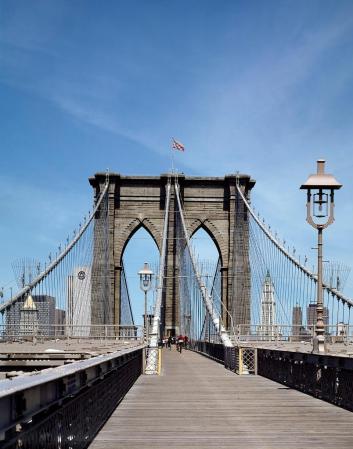 Los cuatro cables de acero encargados de sujetar la plataforma del puente, unen las torres de anclaje en cada orilla del río con los pilares.