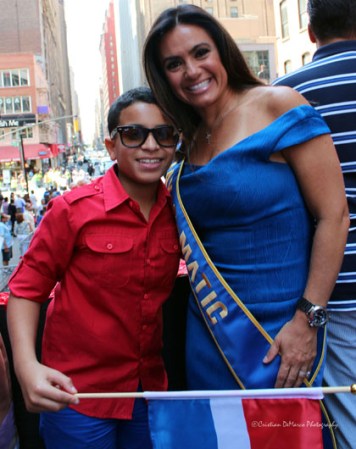 Llenos de alegría y a ritmo de tambor, güira y guitarra, los dominicanos hicieron tronar a la Gran Manzana en su desfile de Manhattan 2013.