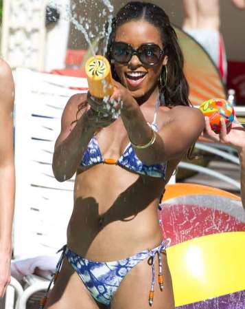 Entre desfile y desfile las candidatas a Miss USA toman el sol y practican juegos de agua.
