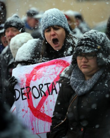 Sin importarles la nieve y el frío, manifestantes se reunieron en frente del centro de detención de inmigración en Elizabeth, Nueva Jersey, para exigir que se frenen las deportaciones.