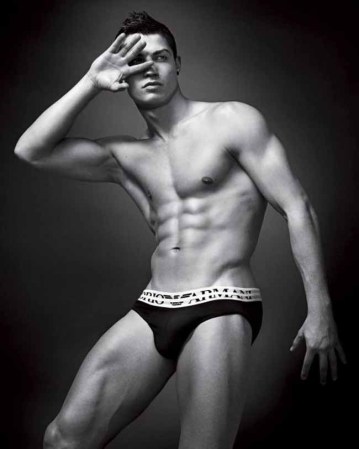 Cristiano Ronaldo es católico y habla portugués, inglés y español.