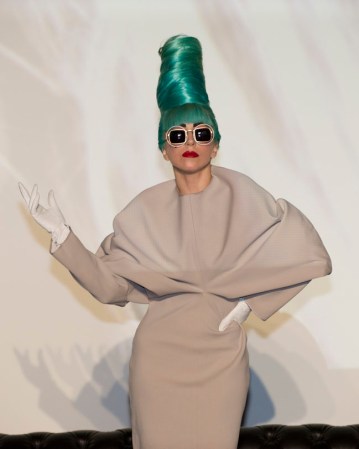 Amante de las pelucas, la creadora del éxito "Bad Romance" utilizó un estilo de cabello muy parecido al personaje animado de "Marge Simpson".
