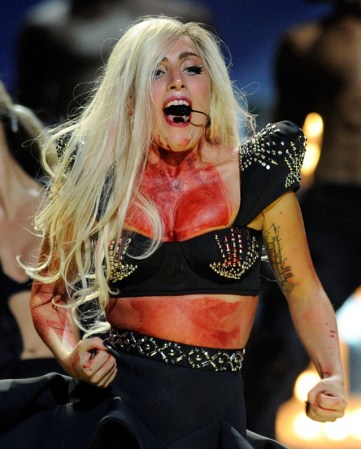 Lady Gaga ha utilizado sangre falsa en muchas de sus presentaciones, como ésta en Las Vegas en el año 2011.