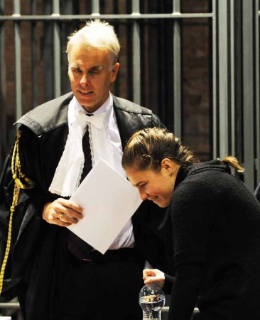 En diciembre de 2009, un tribunal de Perugia, la ciudad italiana donde fue asesinada Meredith Kercher, de 21 años, que estaba cursando su programa de intercambio europeo Erasmus, condenaba a Knox y Sollecito a 26 y 25 años de prisión, respectivamente, por participar en la muerte de la estudiante.