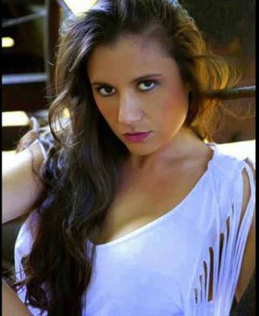 Olivia Sprauer enseñó Inglés en Martin County High School y tuvo que renunciar por estas fotos sexy.