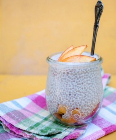 Prepara un pudín con un tercio de taza de semillas de chía, 1 y media tazas de leche, dos cucharaditas de sirope de maple o miel y media cucharadita de vainilla. Todos los ingredientes se colocan en un jar con tapa, los revuelves bien y lo dejas reposar al menos 4 horas (o, mucho mejor, si es toda la noche). Lo sirves frío con fruta rebanada y nueces.
