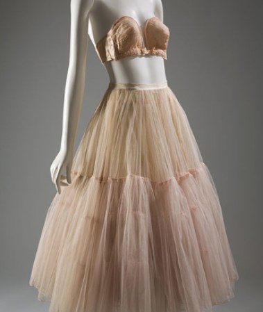 En 1947 la colección “Christian Dior “New Look”, el busto se convirtió en el punto focal y su forma era refinada con brasieres de altamente estructurados.