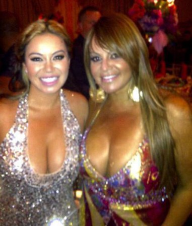 Jenni Rivera en un evento de gala con su hija Chiquis.