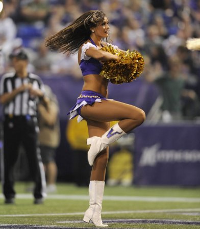 Las porristas de la NFL y del "football" universitario asombran con su belleza y su energía.
