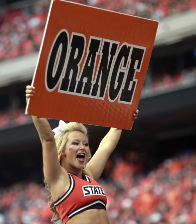Las porristas de la NFL y del "football" universitario asombran con su belleza y su energía.