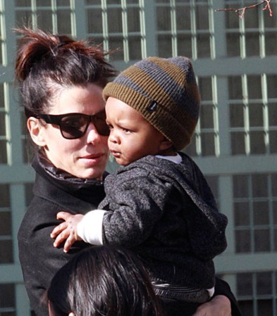 Aunque había comenzado los trámites de adopción junto a su ex esposo Jesse James, Sandra Bullock tiene hoy la tenencia completa de su hijo, Louis.