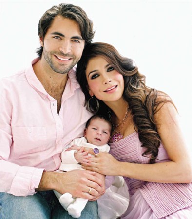 Paty Manterola es también parte del club de las nuevas mamás. La actriz y cantante presentó por primera vez en abril de 2012 a su hijo Lucca Leo, fruto de su matrimonio con Forrest Kolb, en la revista "Hola".