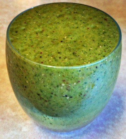 Un smoothie verde clásico y sin azúacar, con kiwi, espinaca, mango, fresas, yogurt griego, aumenta sus propiedades saludables si le agregas semillas de chía.