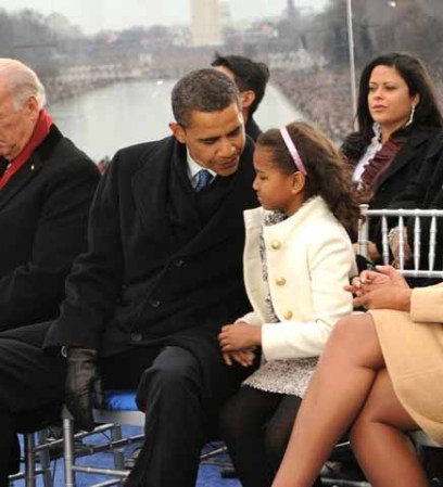 Obama aparte de ser El Presidente de Los Estados Unidos es papá de Sasha Obama se le nota a Obama que para el no ahy cosa mas importante que su niña