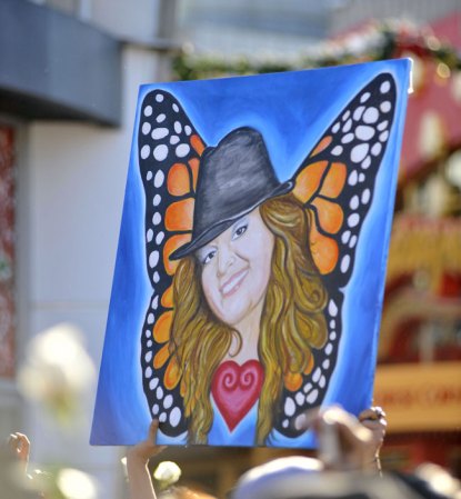 Admiradores de Jenni Rivera participan fuera del Gibson Amphitheatre de Los Angeles en la despedida de la Diva de la Banda.