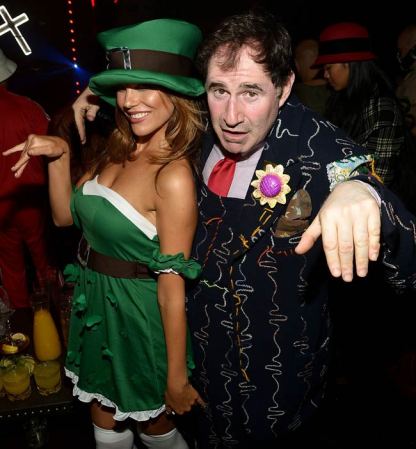 Richard Kind y su acompañante.