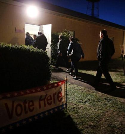 Antes del amanecer varias personas comenzaron a emitir su voto en Port Royal, Virginia, donde la encuestas dan un resultado muy ajustado entre los candidatos.