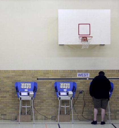 Un hombre emite su voto en forma electrónica en Bowling Green, Ohio, el estado que, según los especialistas, definirá quién ocupará la Casa Blanca por los próximos 4 años.