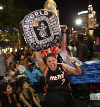 Sixta Garcia celebra con una imagen del anillo de campeones.