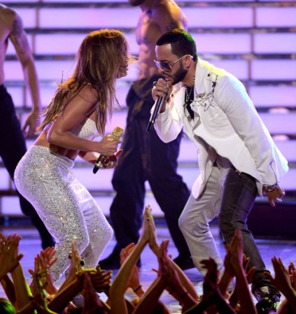 En esta imagen s ele ve con Yandel.