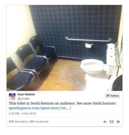 Sillas de espera frente a un toilet