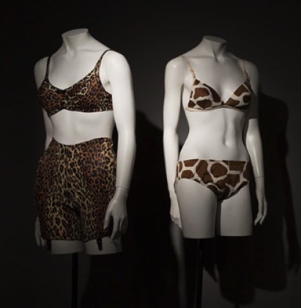 En los 60’s llegó el “Fun” lingerie, también conocida como “undies” incluyendo conjuntos de pantaletas y brasieres con patrones como el animal print.