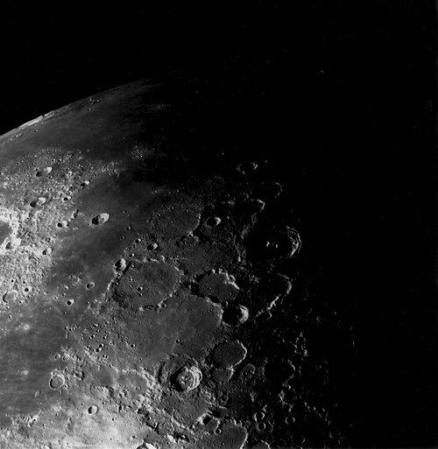 La Luna presenta innumerables cráteres.