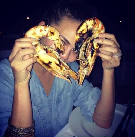 Chrissy Teigen: rechazada por sus kilos de más en sus inicios y adorada por todos ahora.