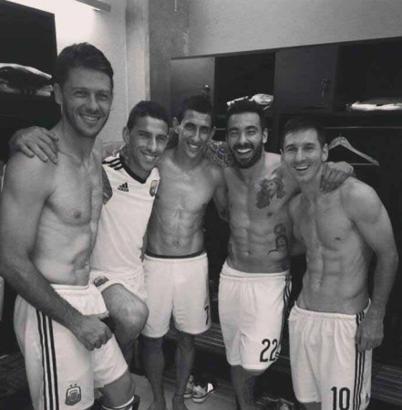 Y es que Ezequiel ha dejado locas a las mujeres que han asistido a los partidos de la selección argentina con su cuerpazo y cara seductora. ¿Quieres conocerlo?