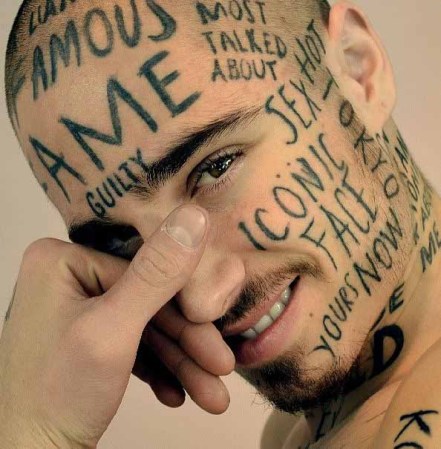 Vin Los, el sensual modelo de los tatuajes en la cara.