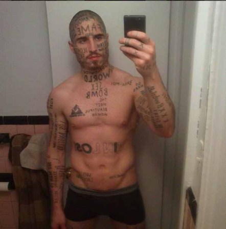 Vin Los, el sensual modelo de los tatuajes en la cara.