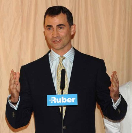 Profesional, deportista y cercano, el Príncipe Felipe, "preparado para reinar", según su padre.
