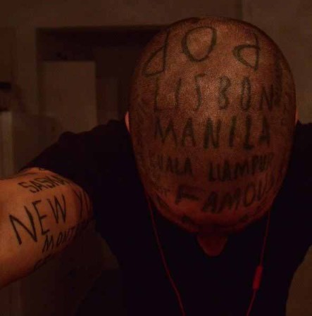 Vin Los, el sensual modelo de los tatuajes en la cara.