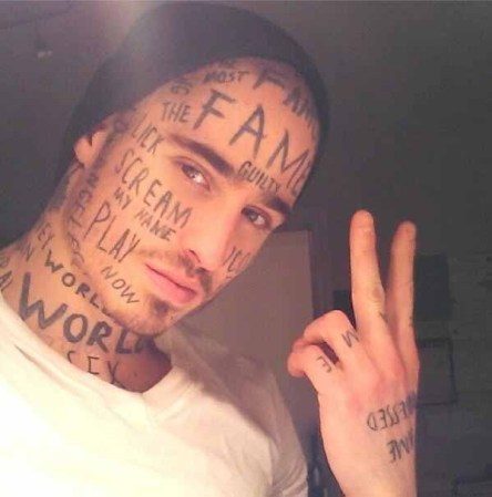 Vin tiene un tatuaje que dice: "la mujer más guapa del mundo", aunque no sabemos a qué se refiere.