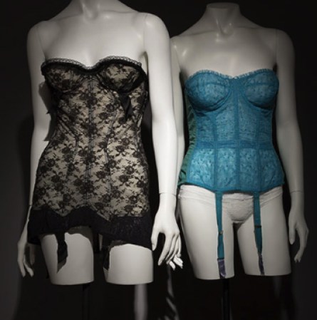 En 1950, los corseletes strapless eran ideales para llevarlos bajo los atuendos de tarde, con sus varillas bajo el busto que lo levantaban.