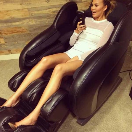 Chrissy Teigen: rechazada por sus kilos de más en sus inicios y adorada por todos ahora.