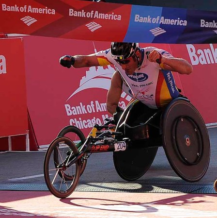 Emmanuel Mutai, subcampeón mundial en 2009, llegó siete segundos después a la meta y también mejoró su marca personal.