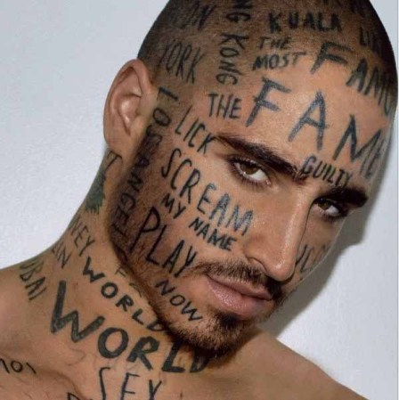 Vin Los, el sensual modelo de los tatuajes en la cara.