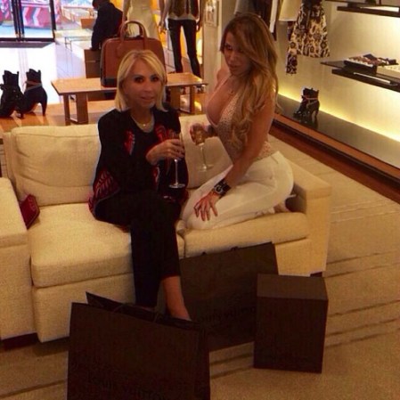 Y como buena hija, sus compras en tiendas de lujo las comparte con su madre.