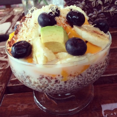 Trozos de plátano, mango, aguacate y arándano azul (blueberries), con un poco de semillas de chía y, si quieres añadirle sabor, agrega coco rallado… ¡delicioso y saludable!