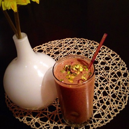 Chocolate oscuro, pistaches, yogurt griego, plátano, vainilla, lechada de almendra y semillas de chía para preparar esta deliciosa bebida.