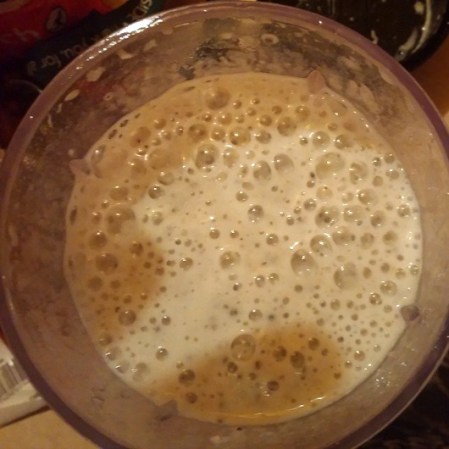 Plátano, semillas de chía y lechada de almendra para preparar este delicioso smoothie.